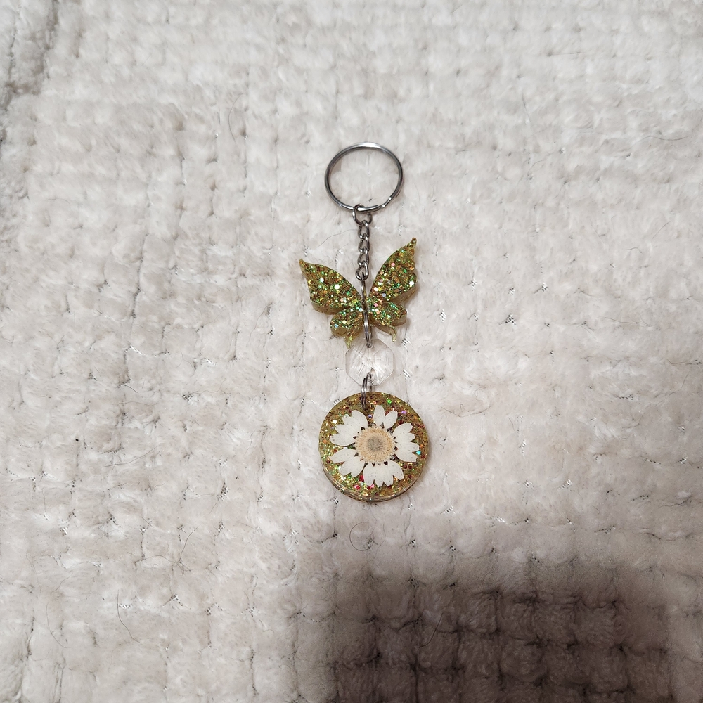 Butterfly and Flower Keychain- Free With Purchase ✨️